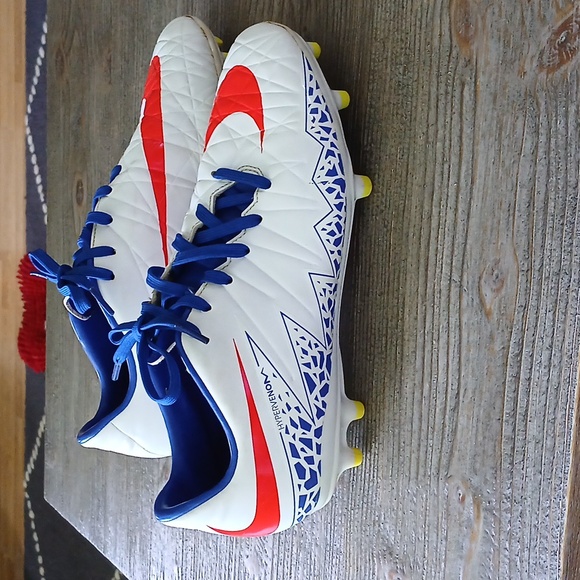 Nike Soccer Cleats - Picture 2 of 8